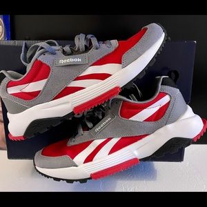 Boys Reebok, Size 5(Y)